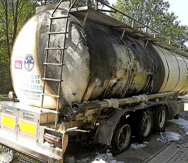 Der durch die Flammen beschdigte Apfelsaft-Tank.   | Foto: Josef Faller