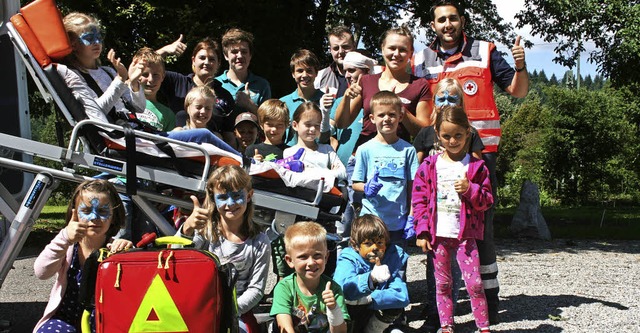 Spielerisch erhielten Kinder Einblick ...e Arbeit des Deutschen Roten Kreuzes.   | Foto: Ralph Lacher