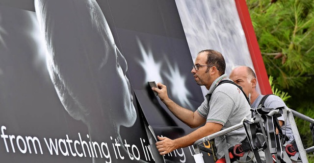 Letzte Vorbereitungen: Plakatierer in Venedig   | Foto: dpa