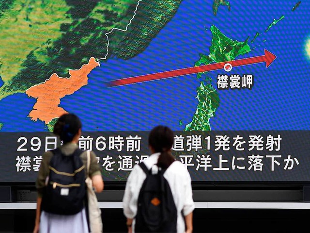 Japaner verfolgen gebannt die Nachrichten zu Nordkoreas Raketentest.   | Foto: AFP