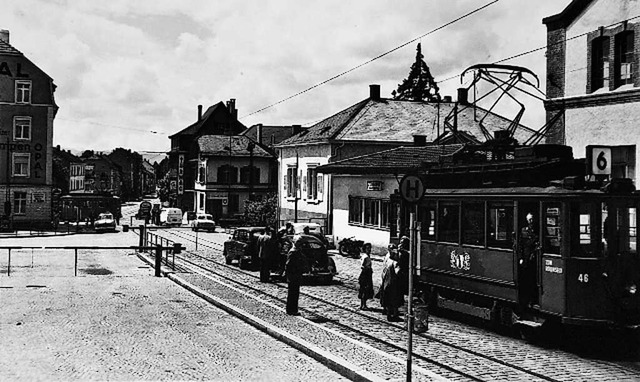Die 6er-Tram hlt am Grenzbergang in ...n, im Hintergrund ist Riehen zu sehen.  | Foto: Johannes Wenk-Madoery