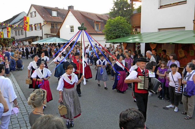 Die  Trachtengruppe bei der Festerffnung  | Foto: Gemeinde