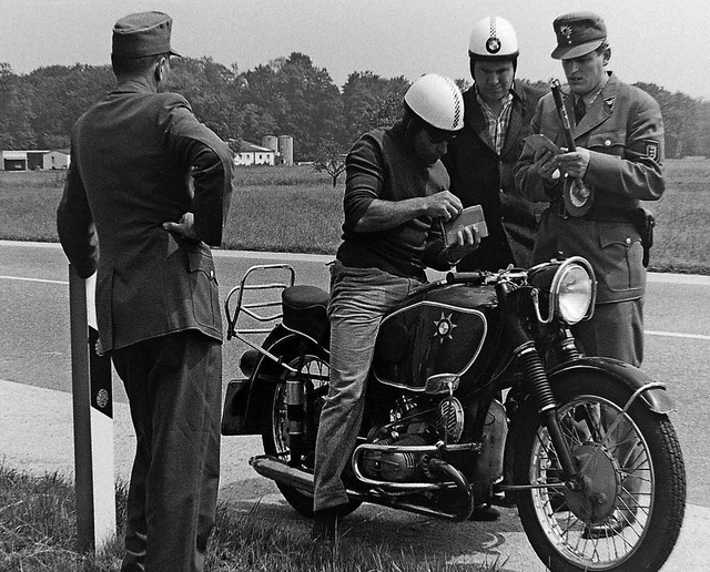 Die Polizei wartete hinter dem Wassermer Wald auf Temposünder. | Foto: Armin E. Möller Die Polizei wartete hinter dem Wassermer Wald auf Temposünder. | Foto: Armin E. Möller