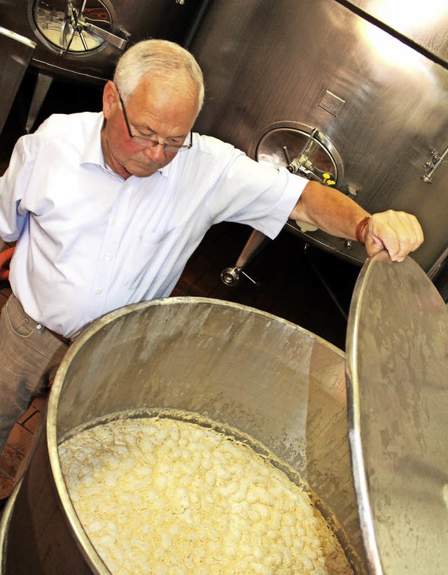 Fritz Kalb schaut nach dem Biersud und berprft den Restextrakt.  | Foto: Dagobert Maier