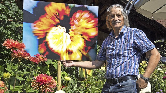 Erregt mit seinen experimentellen Blum...samkeit: Fotograf Waldemar Akintschin   | Foto: volker Mnch