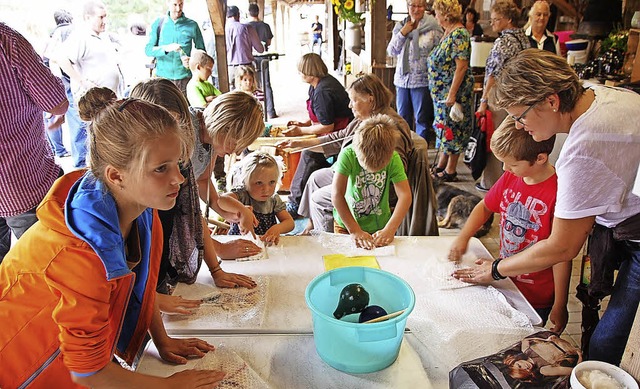 Beim Brauchtumsmarkt in Raich ist auch...ilzen oder auch Tpfern ausprobieren.   | Foto: archivfoto: Edgar Steinfelder