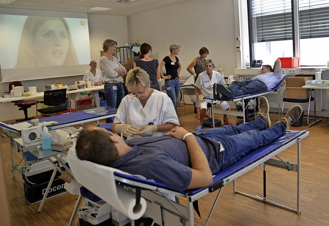 Firmenmitarbeiter beim   Blutspenden   in Kirchzarten   | Foto: Privat