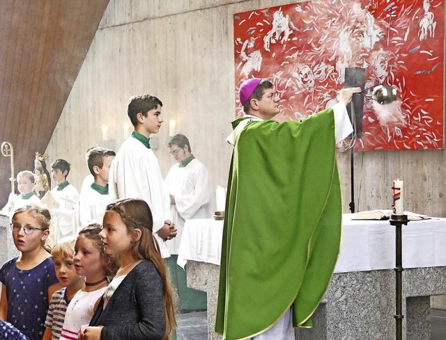 Stephan Burger leitete die Eucharistie...inderchor Altglashtten umrahmt wurde.  | Foto: Silas schwab