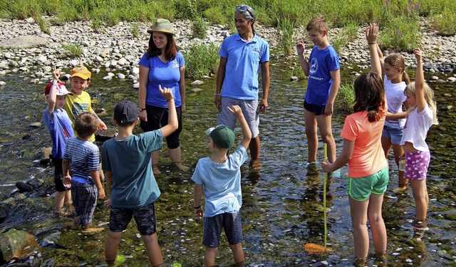 In der Dreisam: die Kindergruppe aus E...mit Mira Steck und Quocy Long vom Nabu  | Foto: Horst David