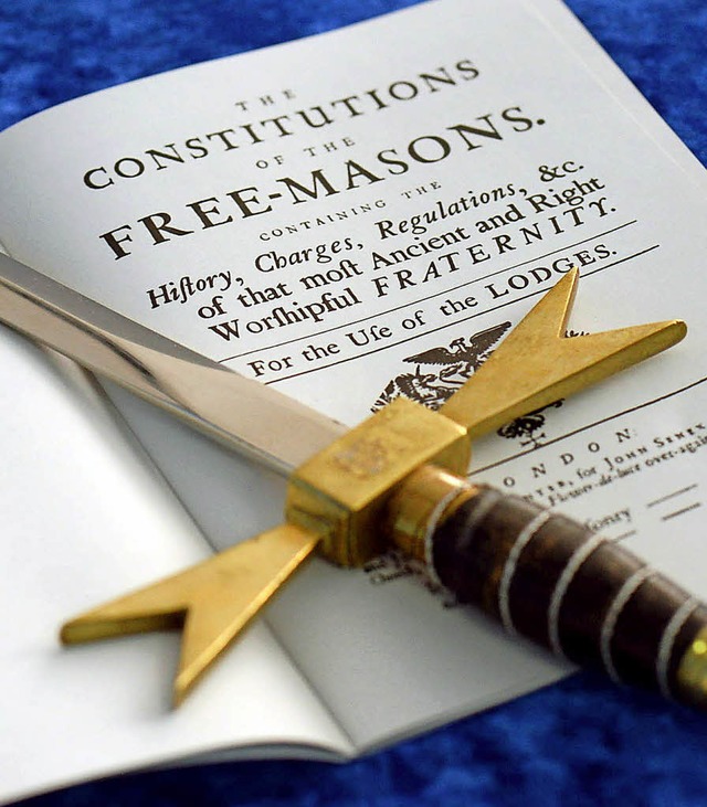 Freimaurer-Insignien: Schwert und Verfassung   | Foto: dpa