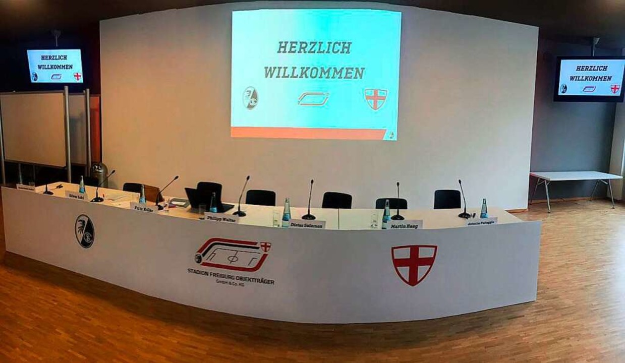 Das Podium fr die Vorstellung der Plne fr das neue  SC-Stadion  | Foto: Joachim Rderer
