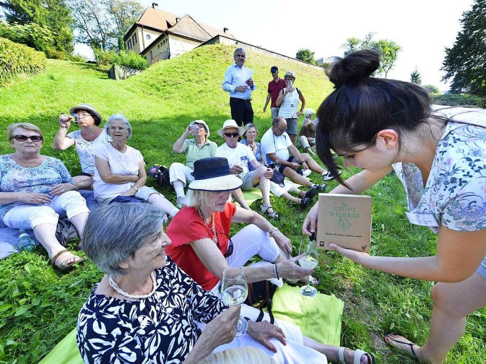 Am Hang des Instituts gibt&#8217;s Wei...inem Karton mit innenliegendem Beutel.  | Foto: Michael Bamberger