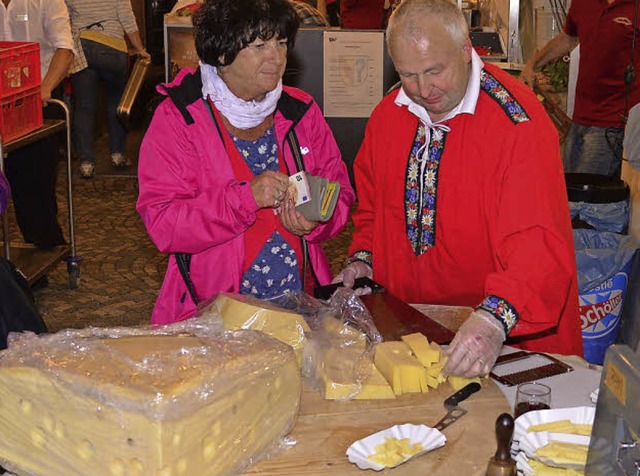 Wein und Kse: ein ganzer Laib Emmentaler aus der Schweiz  | Foto: Dieter Erggelet