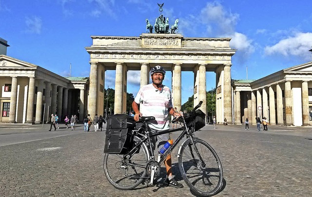 Geschafft: Hansjrg Schpflin nach 974... im Sattel vor dem Brandenburger Tor    | Foto: Privat