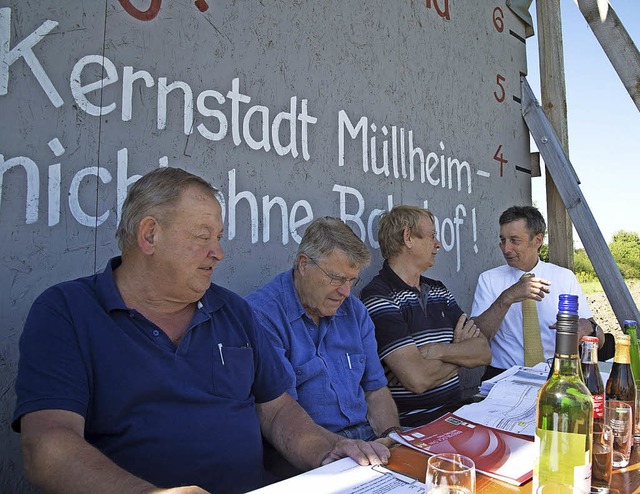 Bundestagskandidat Christoph Hoffmann ... Ausbau der Rheintalbahn (von rechts)   | Foto: Volker Mnch