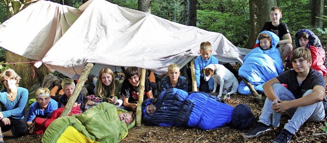 Die Teilnehmer der Junior-Ranger-Freiz...Aufwachen im selbstgebauten Nachtlager  | Foto: Ulrich Spitzmller