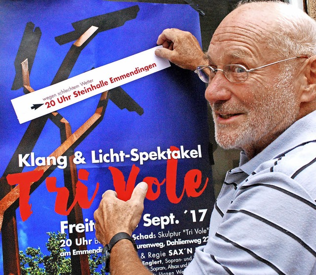 Peter Thomann versieht die  Plakate in...ng  am heutigen Freitag informieren.    | Foto: Sylvia-Karina Jahn