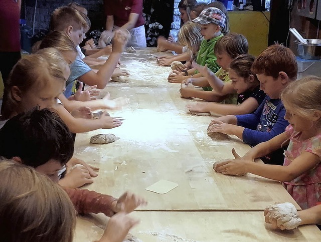 Kneten, formen, backen: 20 Kinder lern..., sondern aufwendig hergestellt wird.   | Foto: Gesangverein