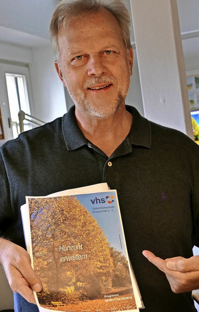 Wolfgang Schulz mit dem neuen Programmheft  | Foto: Markus Donner