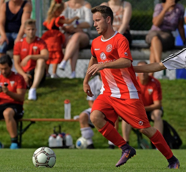 Der Lffinger Alexander Schuler, gewoh...t nur durch Trikotzupfer zu stoppen.    | Foto: scheu