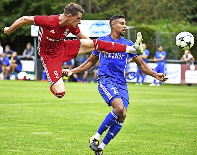 Der zweifache Freiburger Torschtze Ma... vom Endinger Yannick Lawson verfolgt.  | Foto: Keller