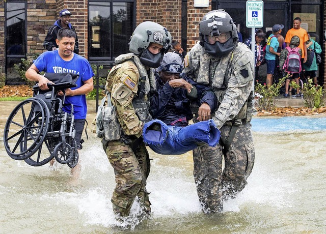 Die Nationalgarde rettet einen beinamp...Arthur aus den berfluteten Gebieten.   | Foto: dpa