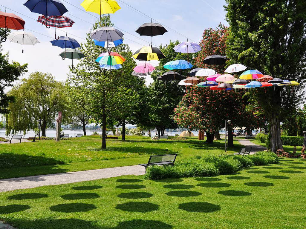 Dieses Bild entstand im Mai im Park von Allensbach  am Bodensee, wo  verschiedene Skulpturen und Kunstwerke  zum Oktober zu sehen sind. Je nach Licht und Wind entsteht immer wieder ein anderes Bild der  Schirme.