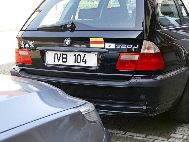 Mit dem Kennzeichen IVB 104, vermeintl...20;, prsentiert sich in Murg ein BMW.  | Foto: Winfried Dietsche