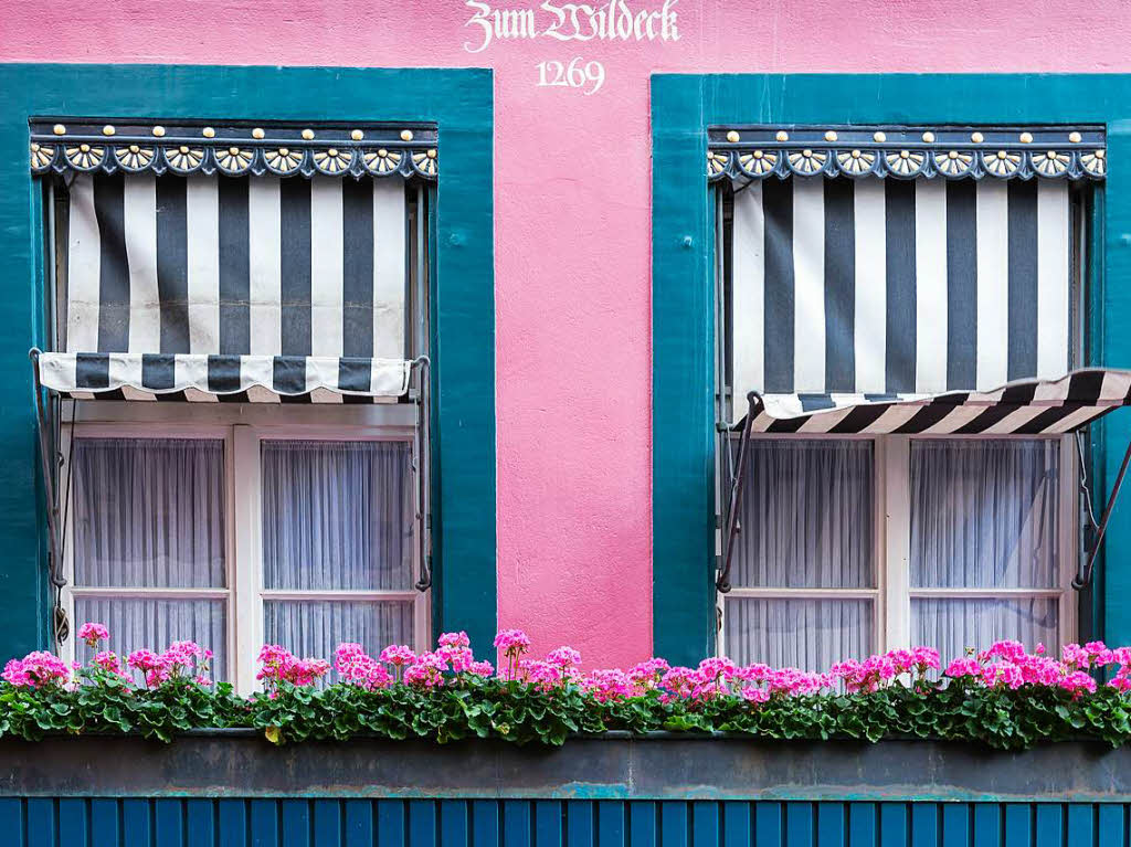 Franz Wieber:  Die Aufnahme entstand im August 2014 in Basel. Es zeigt eine pink-farbige Fensterfront einer Bckerei.