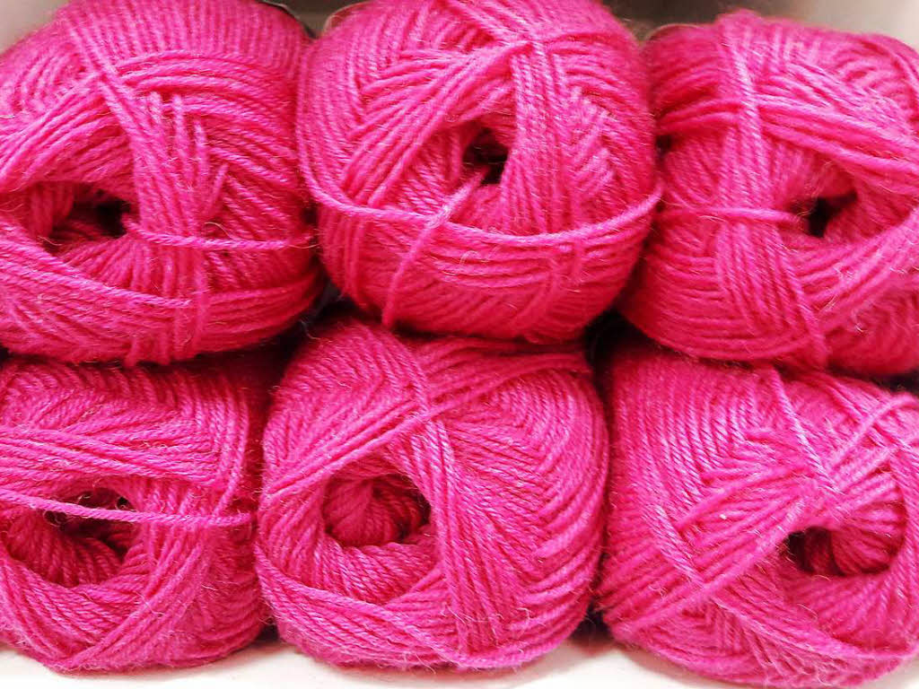 Susanne Mayer: Pinkfarbene Wollknuel warten in einem Laden auf eine fleiige Strickliesel.