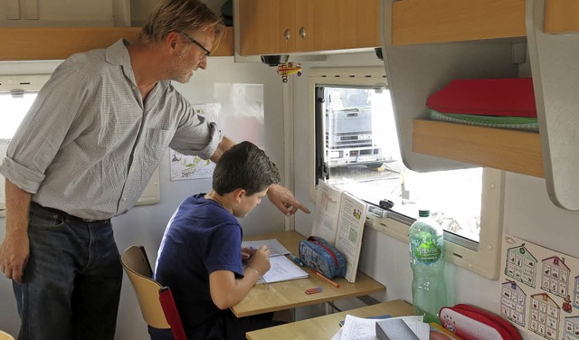 Lehrer Ulrich Siering unterrichtt seinen einzigen Schler Damian Mavriqi  | Foto: Georg Vo