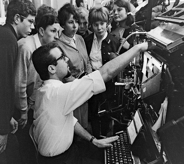 Den journalistischen Nachwuchs im Blic... Jahr 1966 bei einer Druckereifhrung.  | Foto: Armin E. Mller