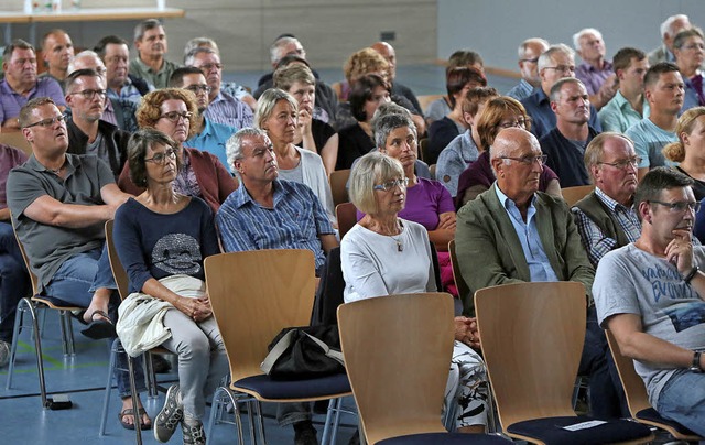 Die Whler informieren sich ber die Programme der beiden Kandidaten   | Foto: Christoph Breithaupt