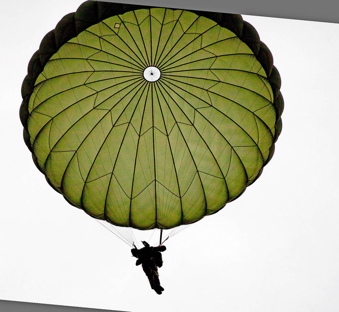 Fallschirmjäger der Bundeswehr landen im Kreis Kreis Breisgau