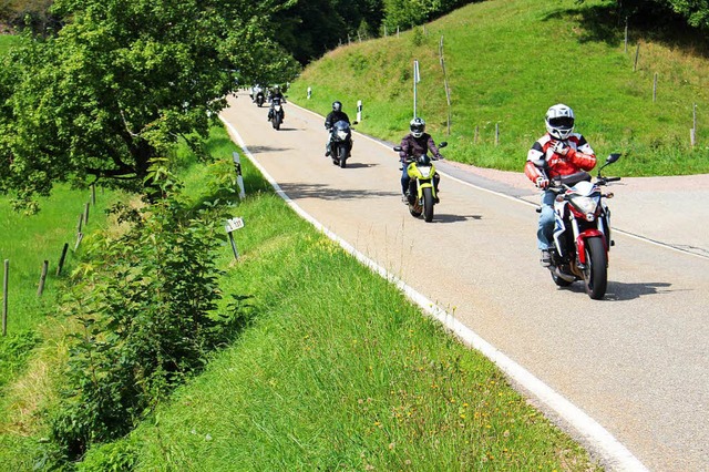 An schnen Sommertagen zieht es Motorr...m. Die Anwohner erhoffen sich Abhilfe.  | Foto: Anja Bertsch