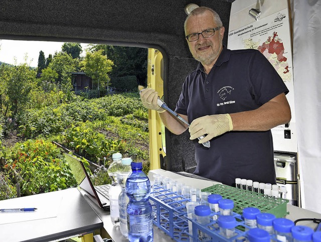 Im Labormobil bestimmt der Umweltscht...nd Quellwasser aus heimischen Grten.   | Foto: VSR Gewsserschutz