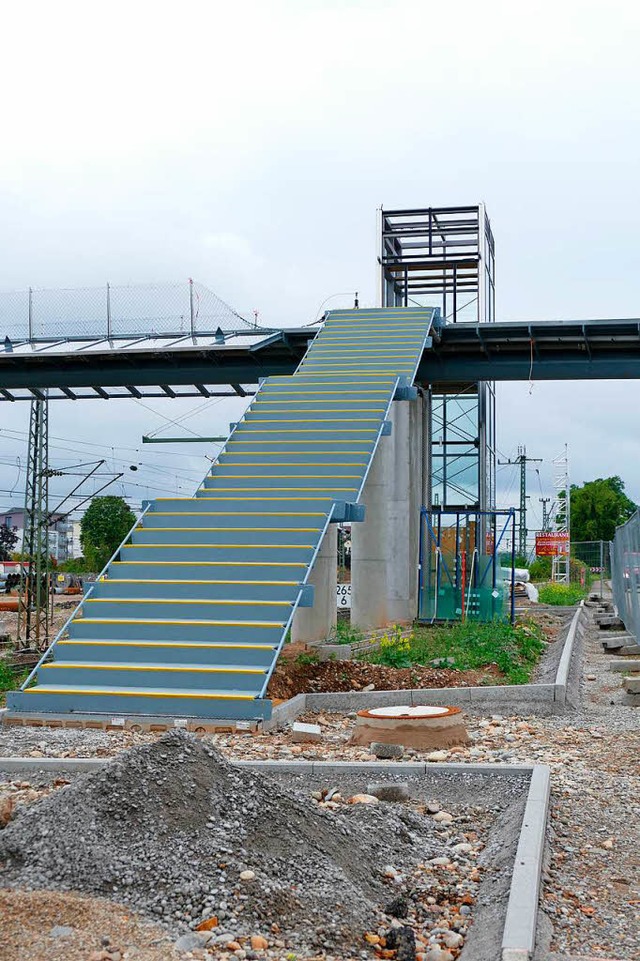 Noch fehlt das Gelnder am  Fugngers...ngen, der knftig zum Bahnsteig fhrt.  | Foto: Ulrich Senf