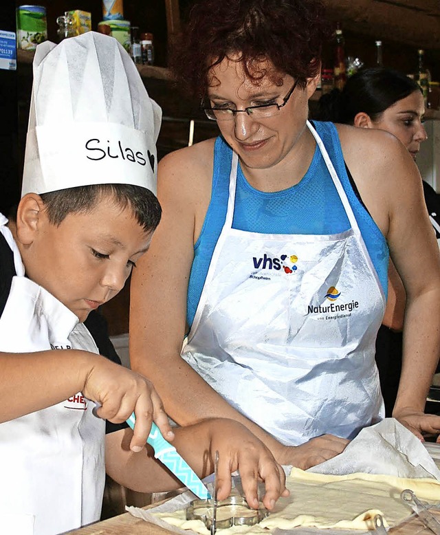 Nicht nur untersttzend beim Kochen, s...terin stand Daniela Schulz zur Seite.   | Foto: Ralph Lacher