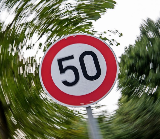 Quasi zum 60. Geburtstag dieses Schild... Stadt das Tempo auf der Isfahanallee.  | Foto: dpa