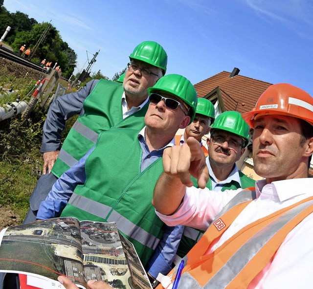 Winfried Hermann lsst sich von Projek...r Bahn-Baustelle in Rastatt erklren.   | Foto: dpa