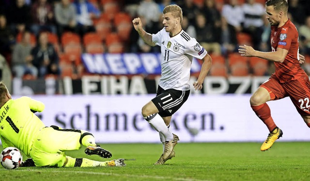 Timo Werner (weies Trikot) erzielt hier das 1:0 fr die deutsche Nationalelf.   | Foto: dpa