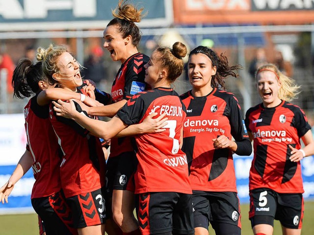 Die Fuballerinnen des SC  freuen sich...m Sonntag spielen sie gegen Duisburg.   | Foto: PATRICK SEEGER