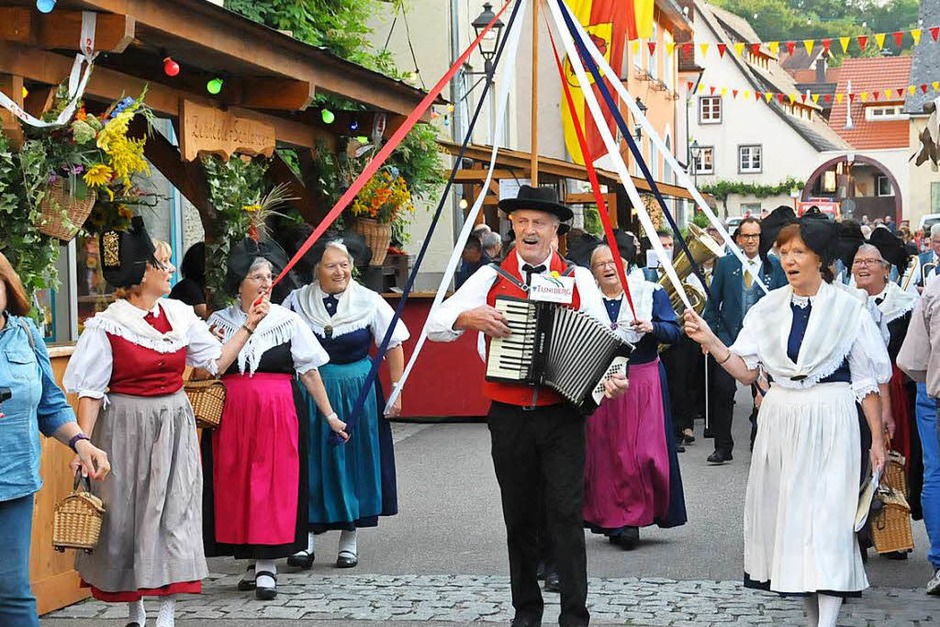 Zur Eröffnung zieht die Trachtengruppe mit dem Musikverein auf dem Festgelände im alten Merdinger Ortskern ein. (Foto: Sebastian Ehret) Zur Eröffnung zieht die Trachtengruppe mit dem Musikverein auf dem Festgelände im alten Merdinger Ortskern ein. (Foto: Sebastian Ehret)