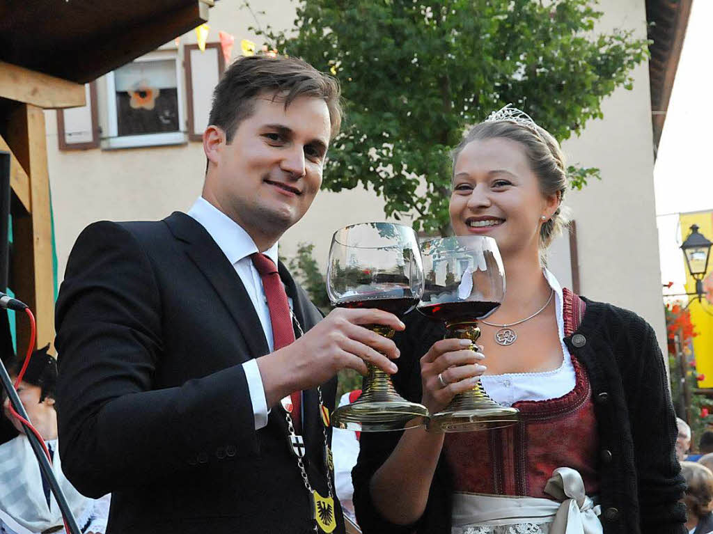 Die Badische Weinprinzessin Kim-Lucy Rutz erffnet das 18. Gassenweinfest zusammen mit Brgermeister Martin Rupp.