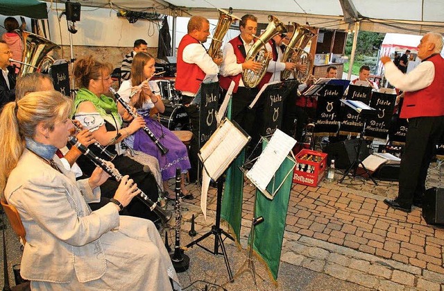 Die Fidelen Dorfmusikanten lieen sich...n Kchen vom Musikverein Rickenbach.    | Foto: Peter Schtz