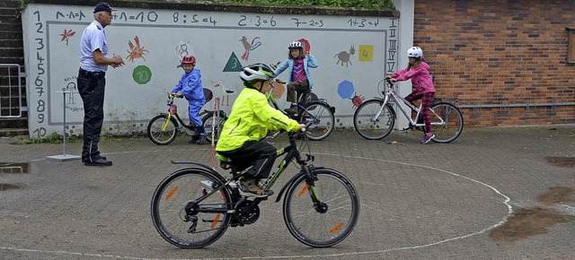 Die Polizeibeamten vom Verkehrserziehu...Programm geschickt an die Witterung an  | Foto: Jrg SChimanski