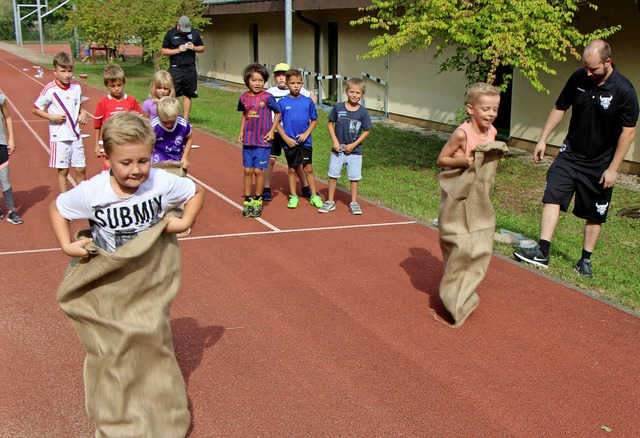 Viel Spa hatten die Kinder bei der Ferienaktion beim Sackhpfen.   | Foto: Helmut Hassler