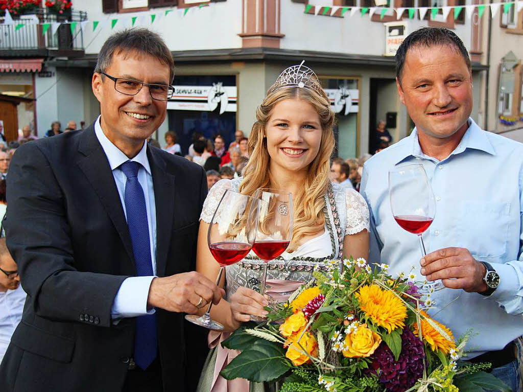 Mit Ros stoen Brgermeister Michael Bruder (links) und Arndt Kbelin als Sprecher der Winzer zusammen mit  Sinja Hornecker auf die Festerffnung im Heimatort der neuen Kaisersthler Weinprinzessin an.