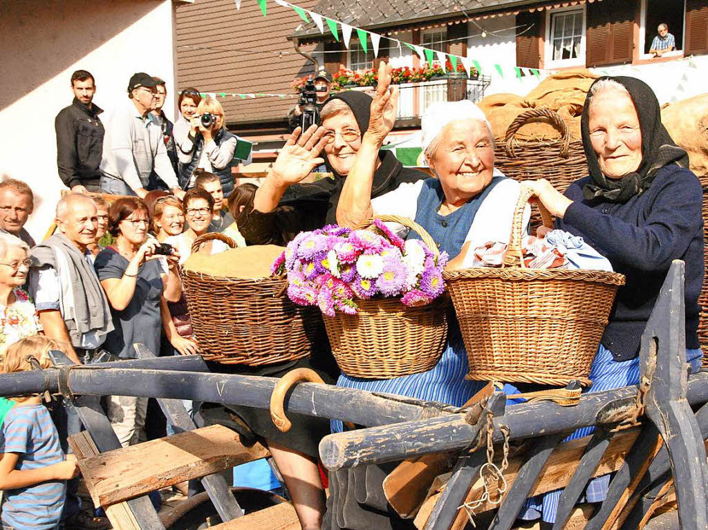 Beim Brauchtumsnachmittag am Samstag: Der Marktfrauen auf dem groen Marktwagen.