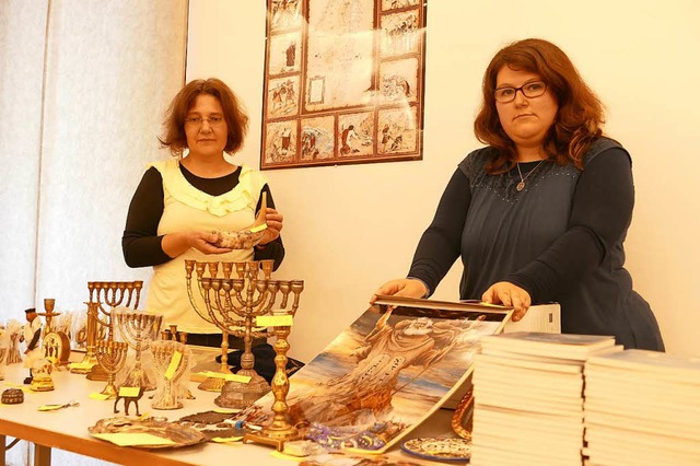 Bei einem Basar wurden jdische Gegens...211; zugunsten einer neuen Thorarolle.  | Foto: Sabine Ehrentreich